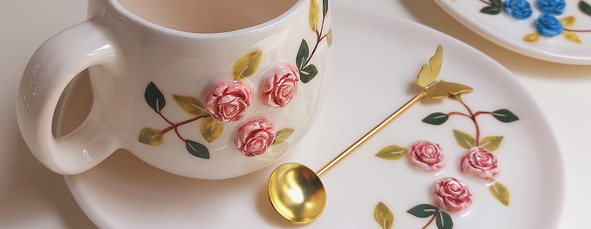 و گلها روی سینی چای شکوفه دادند