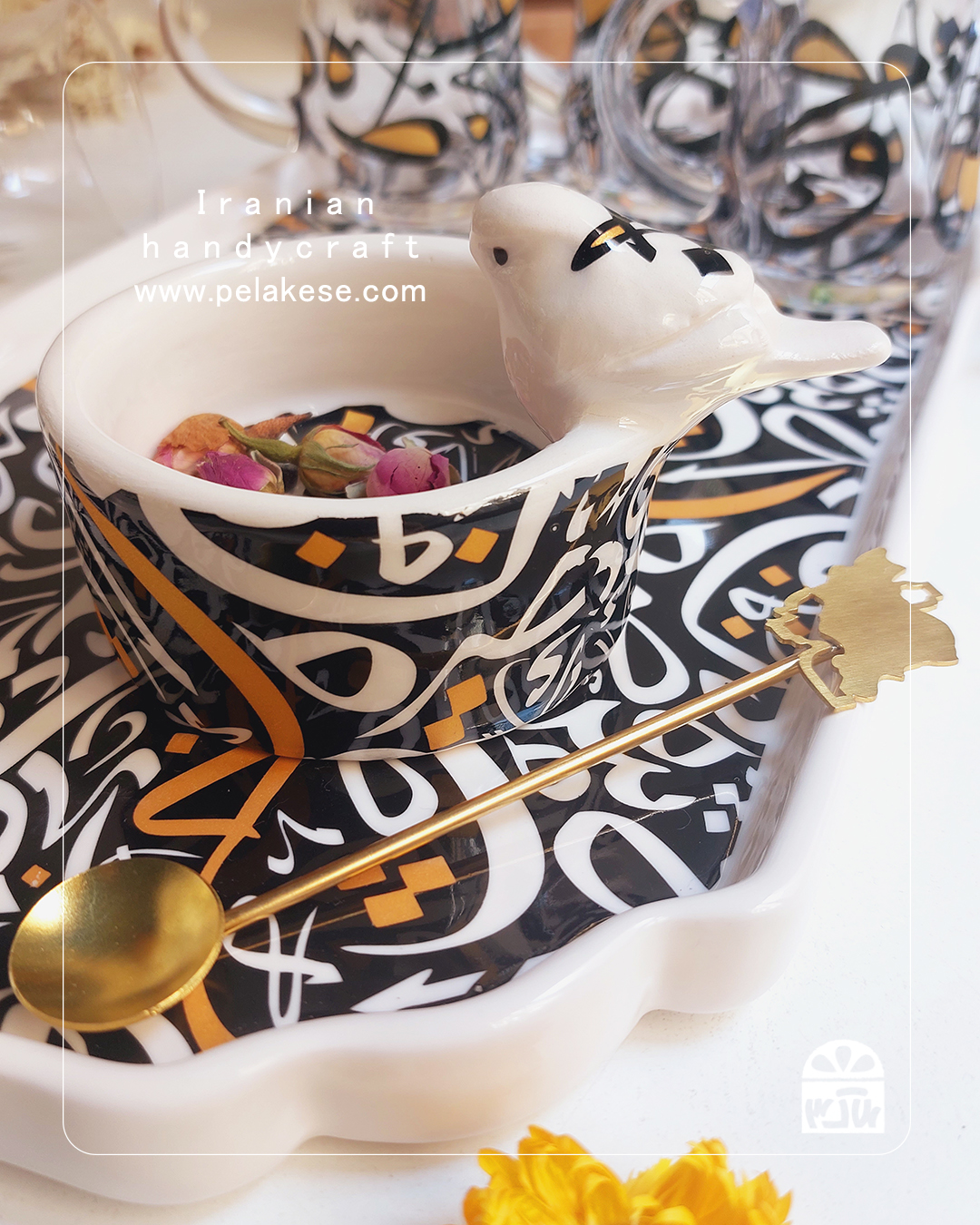 سینی چای‌خوری خطاطی | پذیرایی اصیل ایرانی با استکان‌های دسته‌دار سرامیکی