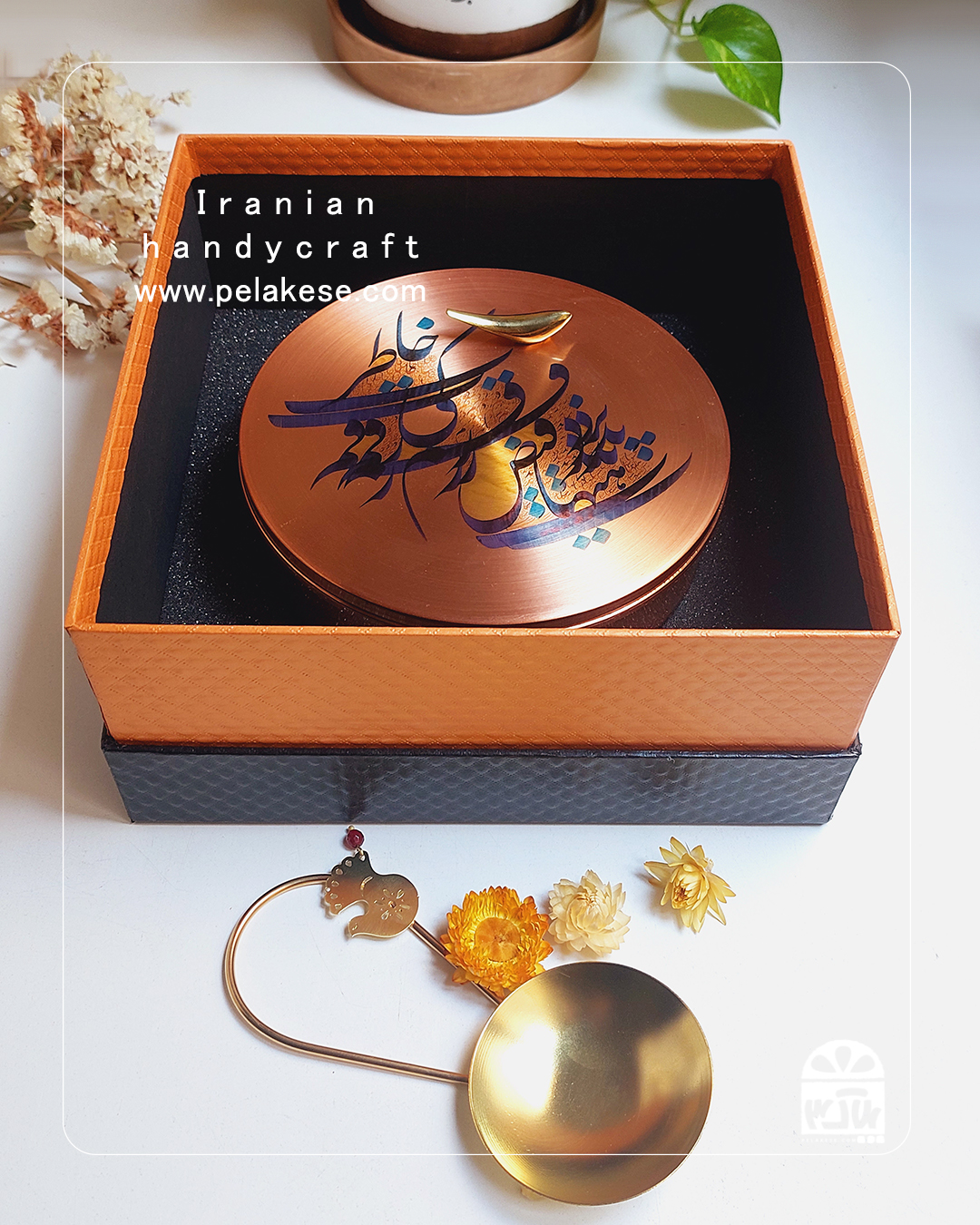 ست هدیه مسی یلدایی | ظرف مسی شعر‌دار با پرنده طلایی و قاشق نقش ایران