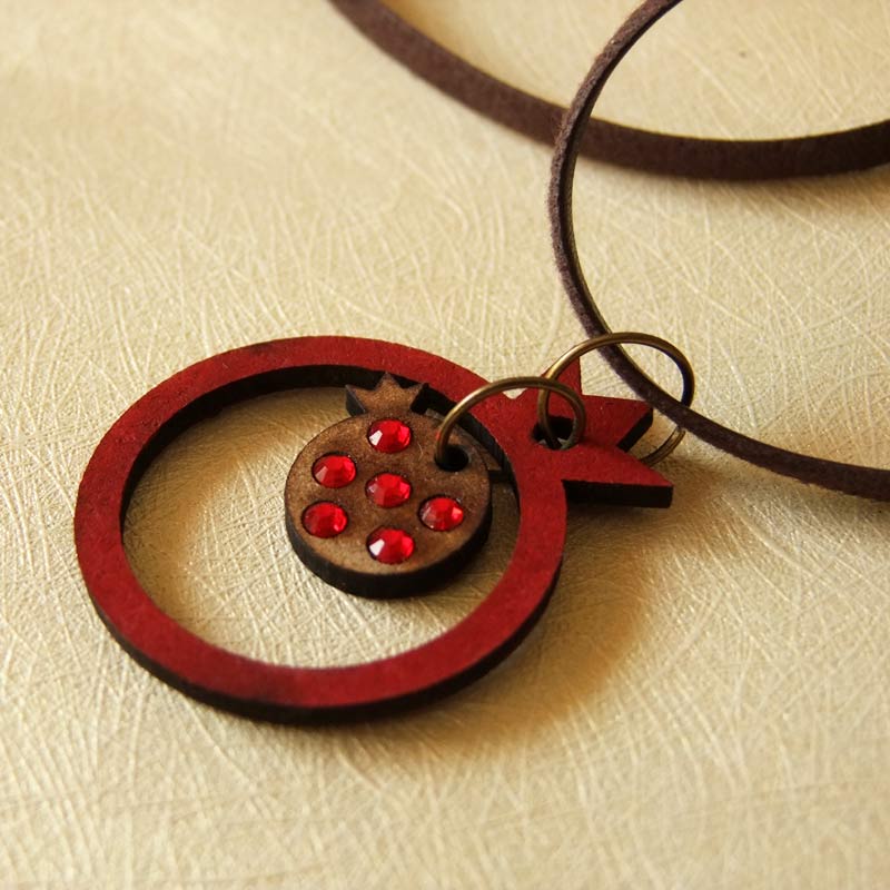 گردن آویز چوبی ناردونه